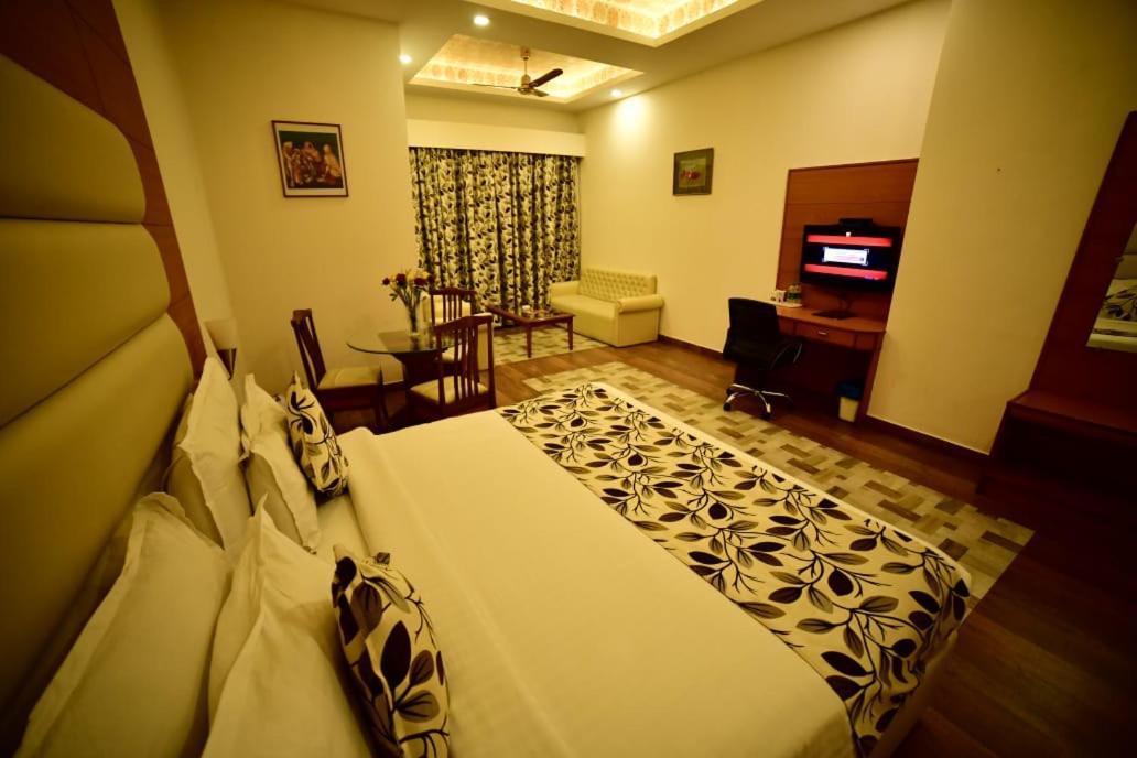 Grand Continental Hotel Allāhābād Junction Dış mekan fotoğraf